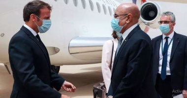 رئيس فرنسا يصل موريتانيا "بالكمامة" في أول مهمة له خارج أوروبا منذ ظهور كورونا