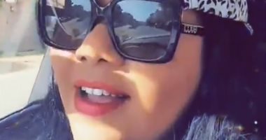 فيديو وصور.. شيماء سيف فى جولة بسيارتها على ألحان أغنية الهضبة "باين حبيت"
