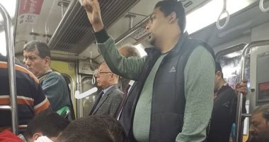 شاهد .. وزير الثقافة السابق داخل عربات مترو الأنفاق فى صورة قديمة