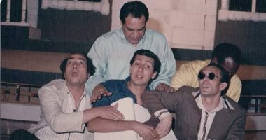 من 30 سنة..محمد صبحى يستعيد ذكريات مسرحية وجهة نظر بصور من الكواليس عام 1990