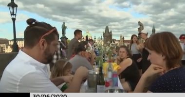 فيديو.. عشاء جماعى على جسر تشارلز فى براغ احتفالاً بتخفيف قيود كوفيد-19