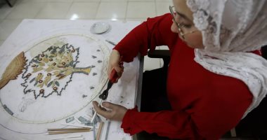 فقدان ذراعها لم يعطل فنها.. فنانة أردنية تبدع فى الفسيفساء رغم إعاقتها.. صور