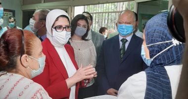 محافظ القاهرة ووزيرة الصحة يشهدان استكمال حملة تطعيم شلل الاطفال العضلى