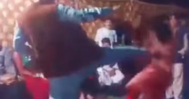 فيديو.. رجل يعتدى على راقصة بباكستان بركلة مؤلمة خلال حفل زفاف