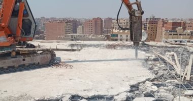 محافظة القاهرة تزيل 8 أدوار مخالفة بعقار 14 طابقا بعين شمس.. صور