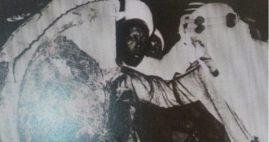الملك سعود بن عبد العزيز يضع الإطار الفضى للحجر الأسود بالكعبة فى صور نادرة
