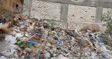 قارئ يشكو تراكم القمامة أمام منزله فى شارع بنزينة السلام بمنطقة العجمى