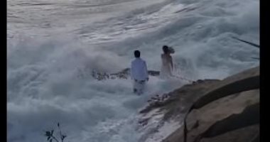 جلسة تصوير عروسين تحولت إلى كابوس بسبب الأمواج في أمريكا.. فيديو