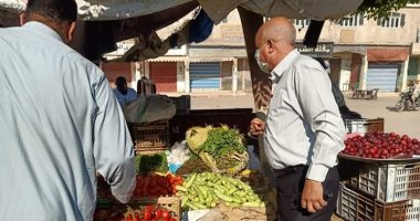 صور.. رئيس مدينة الحسينية يشرف على تنظيم سوق الخميس