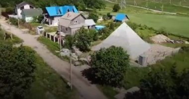  زوجان روسيان يبنيان هرما يشبه "خوفو" في حديقة منزلهما حبا فى الفراعنة.. فيديو