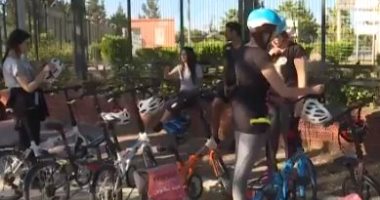 فتيات تونس يرفضن التمييز بين الجنسين بركوب الدراجات الهوائية.. فيديو