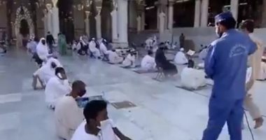 تعقيم المصليات داخل المسجد النبوى بمعدات حديثة آمنة على المصلين.. فيديو