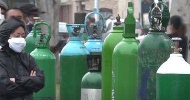 فيديو.. المئات يصطفون فى بيرو لشراء الأكسجين لإنقاذ أقاربهم المصابين بكورونا