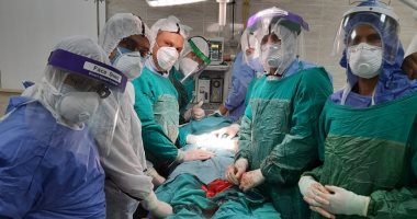 صور.. عملية جراحية لسيدة مصابة بكورونا بعد ولادتها منذ 15 يوماً بمستشفى الأقصر 
