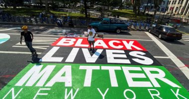 أمريكا .. محتجون يقطعون شوارع نيويورك ويرسمون الجرافيتى وعبارات ضد العنصرية