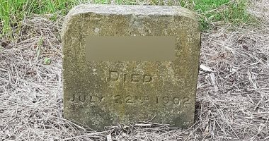 مدينة بريطانية تذيل نصب تذكارى لمقبرة كلب توفى عام 1902.. إيه السبب؟ "صور"