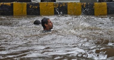 سيارات و"تكاتك" ورجال يسبحون في مياه الأمطار بالهند.. صور
