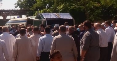 صور.. وصول جثمان مصطفى السعيد إلى "شبرا صورة" بالشرقية لأداء صلاة الجنازة