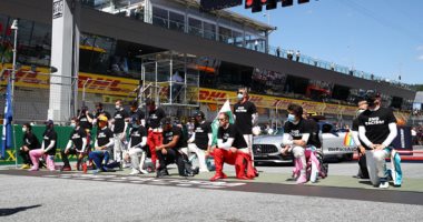 سائقو فورمولا 1 بسباق جائزة النمسا الكبرى يتوحدون ضد العنصرية