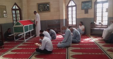 أسرة الدكتور مصطفى السعيد تستعد لصلاة الجنازة لتشييع جثمانه.. صور