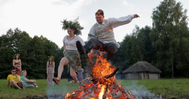 جميلات روسيا البيضاء يقفزن فوق النيران فى مهرجان "إيفان كوبالا"