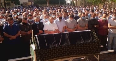 صور.. أهالى ديرب نجم و شخصيات عامة في جنازة الدكتور مصطفى السعيد