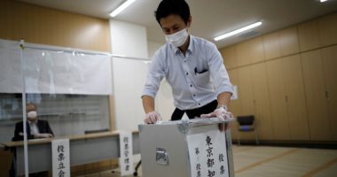 صور.. اليابانيون يختارون حاكم طوكيو وسط مخاوف من فيروس كورونا