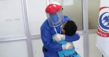 صور..فرحة الطفل أحمد 10 سنوات أثناء خروجه من العزل بمستشفى السعديين بالشرقية