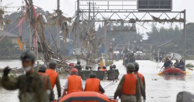 رجال الإنقاذ يحاولون نقل ضحايا فيضانات غرب اليابان إلى مناطق أمنة.. صور