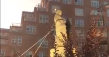 متظاهرو بالتيمور الأمريكية يسقطون تمثال كريستوفر كولومبوس.. فيديو 