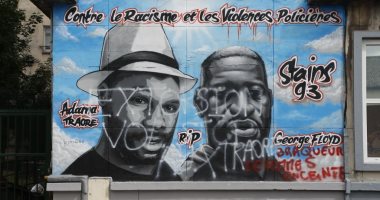 صور ..تخريب جدارية لجورج فلويد فى باريس بكتابة عبارات عنصرية