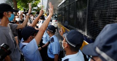 أنصار أول متهم بقانون الأمن القومى الجديد بهونج كونج يتجمعون أمام المحكمة.. صور
