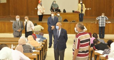 رئيس جامعة المنيا يتفقد لجان امتحانات الفرق النهائية بالطب والصيدلة