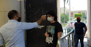 كشف حرارة ومنع دخول الطلاب بدون كمامة على بوابات جامعة عين شمس