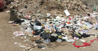 سكان شارع الزهراء فى بنها يشكون تراكم القمامة بالشارع