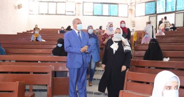 رئيس جامعة الأزهر يتفقد لجان امتحانات الصيدلة بنين وبنات بمدينة نصر