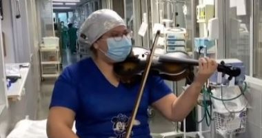 ممرضة تشيلية تروح عن المرضى المصابين بفيروس كورونا على إيقاع الكمان