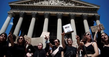 فرنسيات يتظاهرن ضد أعضاء الحكومة الجديدة بسبب اتهامات وقضايا أخلاقية