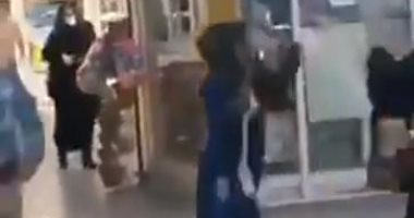 مقطع فيديو لفتاة إيرانية فى الشارع يقودها خلف القضبان.. شاهد