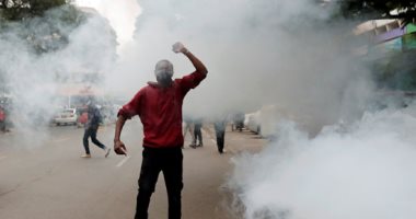 الشرطة الكينية تطلق قنابل الغاز على مسيرة مناهضة للحكومة بالعاصمة نيروبى.. صور