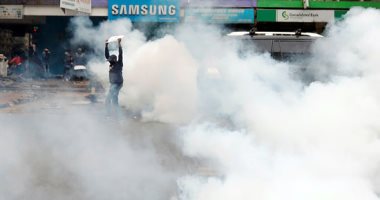 مظاهرات مناهضة للحكومة الكينية بنيروبى والأمن يطلق قنابل الغاز 
