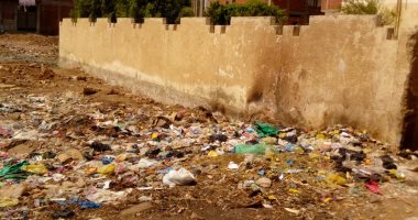 شكوى من تراكم القمامة بجوار سور الوحدة الصحية بقرية مشيرف فى المنوفية