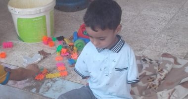 فيديو وصور.. مأساة طفل بكفر الشيخ بترت ذراعاه بعد انفجار كشك كهرباء