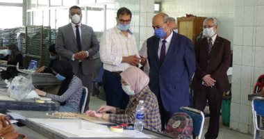 رئيس جامعة المنيا يتفقد امتحانات الفنون الجميلة لطلاب الفرق النهائية