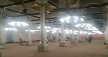 اللهم عجل برفع البلاء.. شاهد أول صلاة فى الحسين بعد فتح المسجد وعزل الضريح