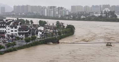  فيضانات تدمر جسرا يرجع تاريخه إلى أكثر من 480 سنة فى الصين 