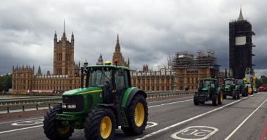 مزارعون يحتجون بالجرارات وسط لندن بسبب تهديدات معايير الغذاء فى بريطانيا
