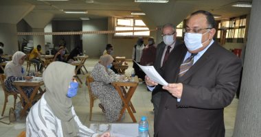 رئيس جامعة حلوان يتفقد لجان امتحانات السنوات النهائية.. صور