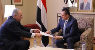 رئيس الوزراء يدعو نظيره اليمنى لزيارة رسمية لمصر 