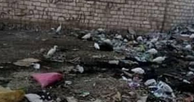 قارئ يشكو من انتشار القمامة وقلة الإمكانيات فى المستشفى العام بقرية برشا فى المنيا